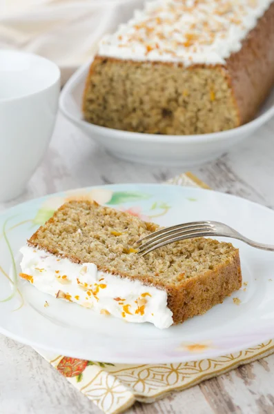 Pedazo de pastel de naranja y pastel en el fondo — Foto de Stock