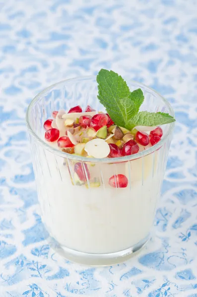 Semolina dessert with pomegranate seeds and pistachios — Stock Photo, Image