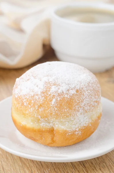 Süßer Donut auf einem Teller und einer Tasse Kaffee in Nahaufnahme — Stockfoto