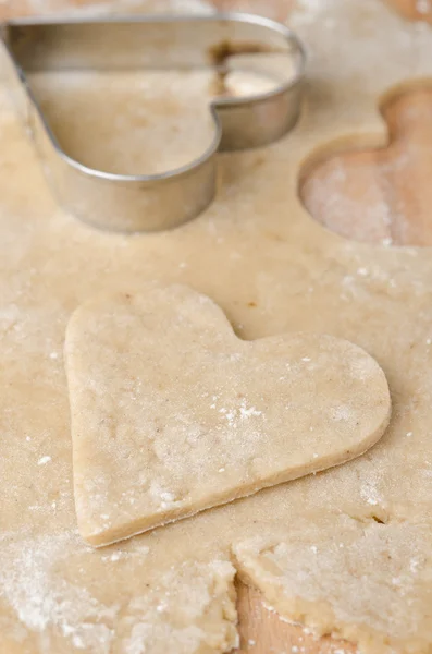 Cortador de biscoito em forma de coração na massa de biscoito cru — Fotografia de Stock