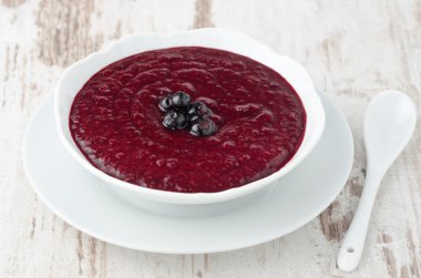 bir kase içinde Siyah frenk üzümü reçeli