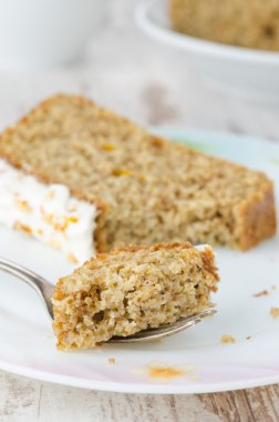 kapalı kırık tabak portre üzerinde turuncu kek parçası