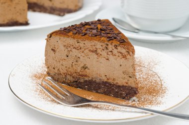 parça çikolatalı cheesecake bir tabak portre yatay olarak