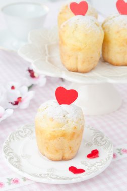 rum baba süslenmiş bir tabakta kırmızı Kalpler