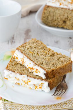 iki dilim bir plaka üzerinde turuncu kek