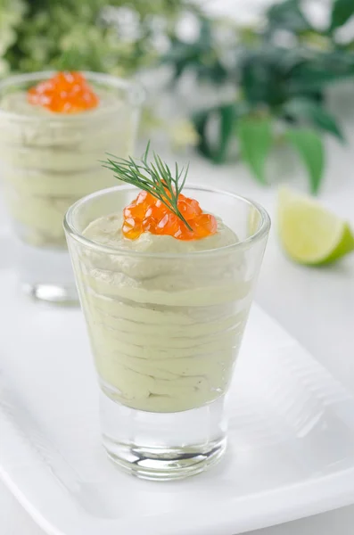 Avokado mousse med kaviar delar närbild — Stockfoto