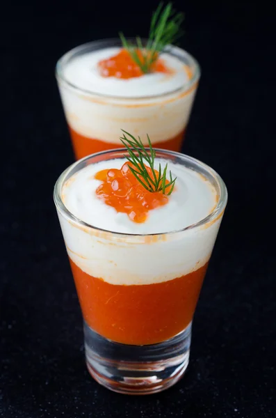 Aperitivo de pimiento dulce, crema y caviar rojo en vasos — Foto de Stock