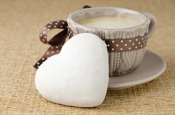 Cookie avec glaçage en forme de cœur et une tasse de café — Photo