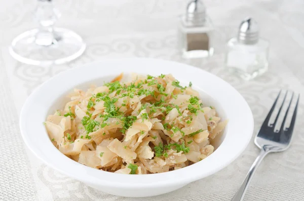 Cavolo fritto con verdi e uova — Foto Stock