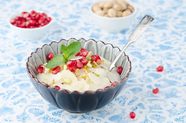 Dessert de semoule avec graines de grenade et pistaches dans un bol — Photo