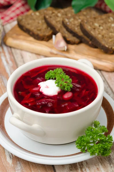 Ukrainian and russian national red borsch with sour cream — Stock Photo, Image