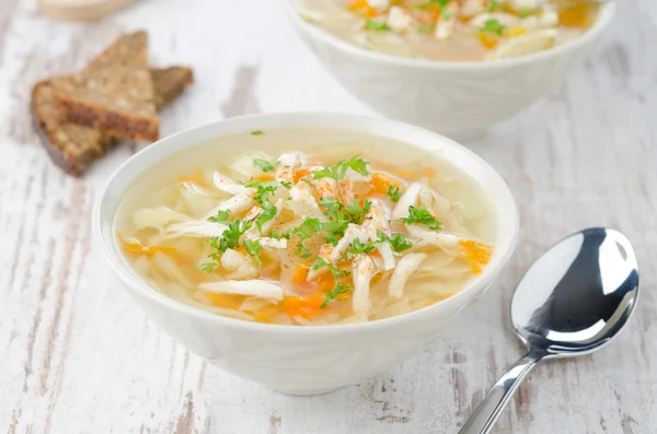 Zeleninová polévka s kuřecím masem a petržel horizontální — Stock fotografie