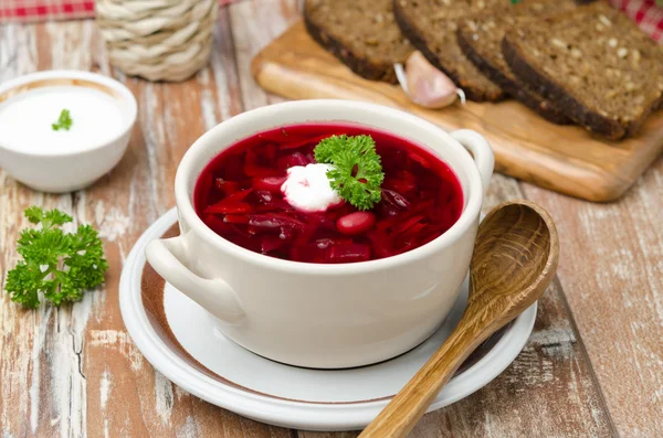 Ukrainian and russian national red borsch with sour cream horizo — Stock Photo, Image