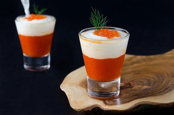 Appetizer of sweet pepper, cream and red caviar in a glass — Stock Photo, Image