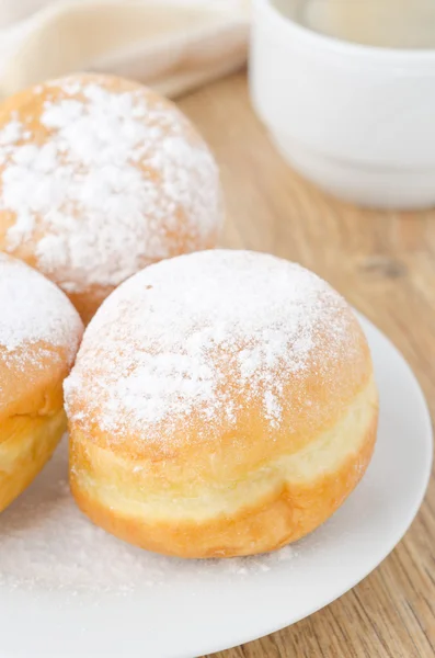 Süße Donuts mit Puderzucker bestäubt Nahaufnahme — Stockfoto