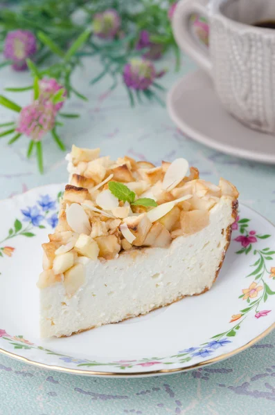 Pedazo de pastel de requesón con manzanas en un plato — Foto de Stock