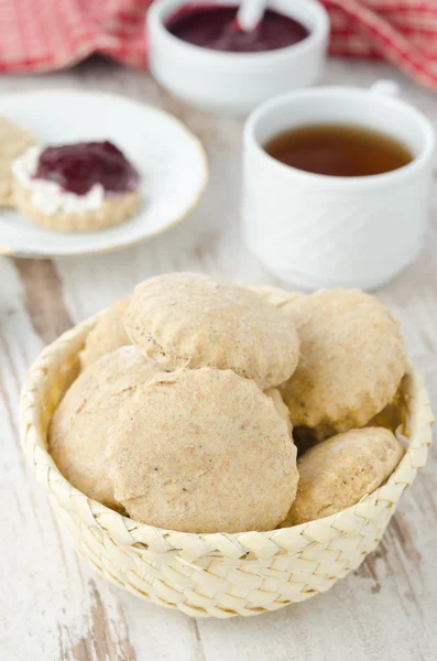 Scone całe pszenicy w wiklinowym koszu pionowe — Zdjęcie stockowe