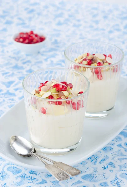 Semolina dessert with pomegranate seeds and pistachios — Stock Photo, Image