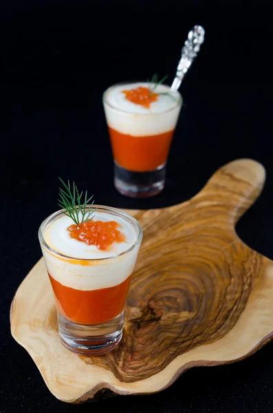 Dva předkrmy, papriky, smetanou a červeným kaviárem ve sklenici — Stock fotografie