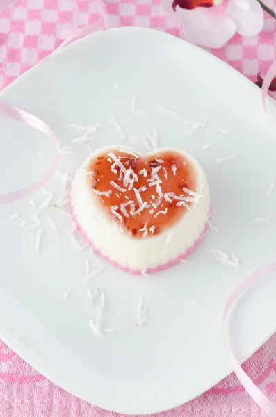 Dessert alla panna a due strati nella forma di cuore con noce di cocco — Foto Stock