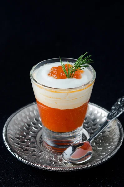 Aperitivo en una copa de vidrio de pimiento dulce, crema, caviar rojo — Foto de Stock