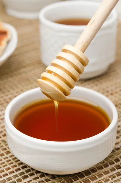 Cuenco de miel con primer plano de madera — Foto de Stock