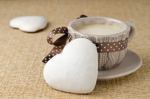 Biscotto con glassa sotto forma di cuore e una tazza di caffè — Foto Stock