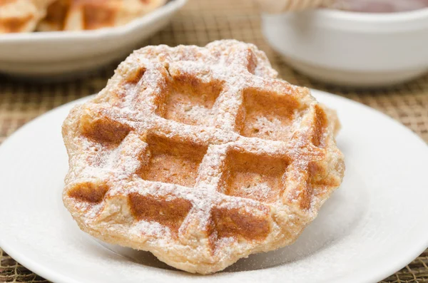 Waffles caseiros cobertos com açúcar em pó para o café da manhã — Fotografia de Stock