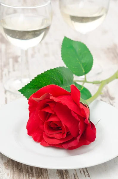 Rose och glas vin på alla hjärtans — Stockfoto