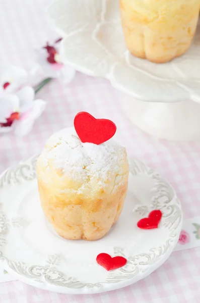 Baba au rhum versierd met rode harten op een plaat — Stockfoto