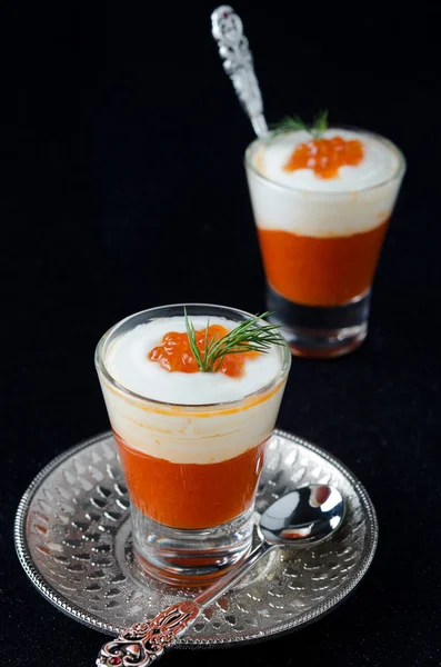 Dos aperitivos en una copa de pimiento dulce, crema — Foto de Stock