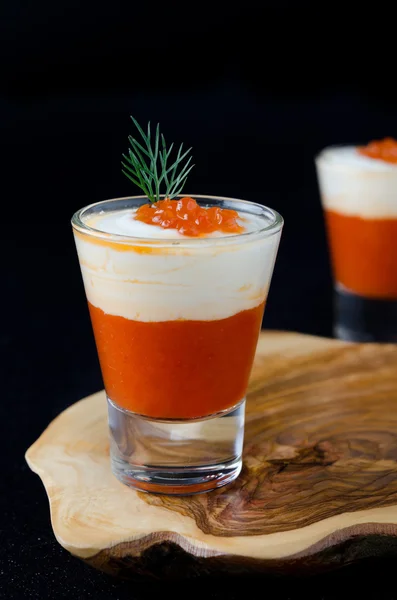 Dva předkrmy, papriky, smetanou a červeným kaviárem ve sklenici — Stock fotografie