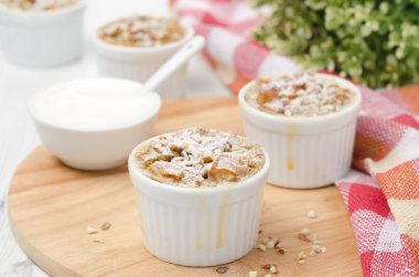 elma pasta beyaz ramekin yatay yer