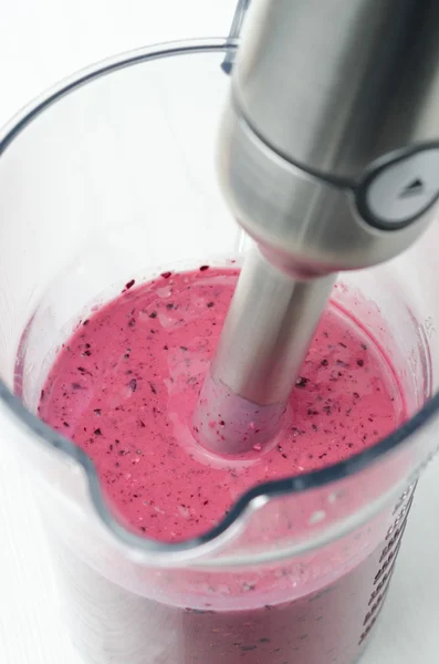 Cooking blueberry smoothie submersible hand blender — Stock Photo, Image