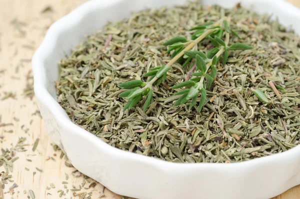 Dried and fresh thyme in a white bowl, selective focus, closeup — Stock Photo, Image