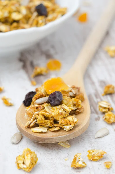 Pompoen muesli met gedroogde vruchten en zaden in een lepel close-up — Stockfoto