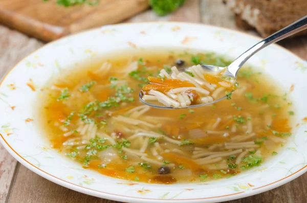 Sendok sup ayam dengan mie dan wortel closeup — Stok Foto