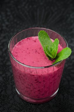 siyah bir zemin üzerine nane ile Blueberry smoothie