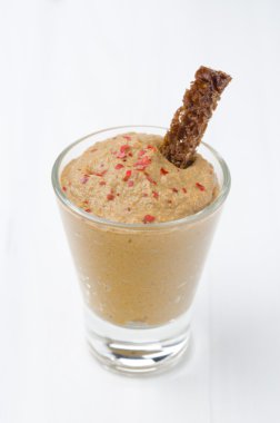 ekmek closeup gözlükle porsiyon tavuk karaciğer pate