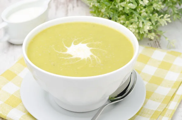Ciotola di zuppa di piselli verdi con zenzero e crema orizzontale — Foto Stock