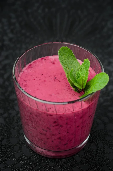 Blueberry smoothie with mint on a black background — Stock Photo, Image