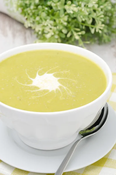 Zencefil ve krema ile yeşil bezelye çorbası — Stok fotoğraf