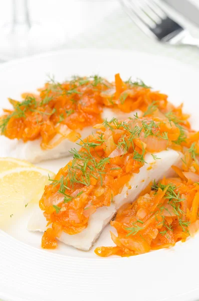 Cod with pickled carrot and onion closeup — Stock Photo, Image