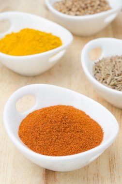 Beyaz bir kase, tatlı kırmızı biber