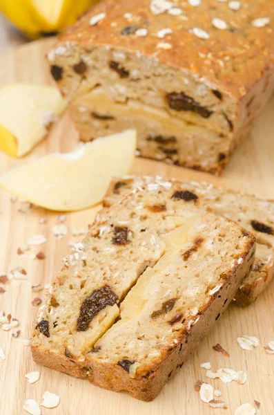 Cake with oatmeal, quince and prunes — Stock Photo, Image