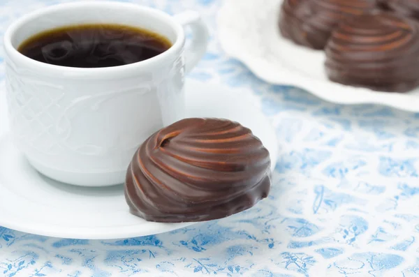 Tasse schwarzen Kaffee und Marshmallows in Schokolade, Nahaufnahme — Stockfoto