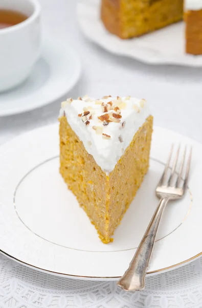 Pedazo de pastel de calabaza con crema, enfoque selectivo — Foto de Stock