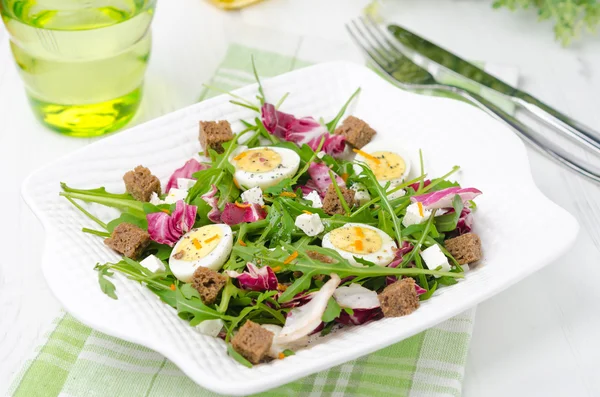 Salad with quail eggs, feta and arugula — Stock Photo, Image