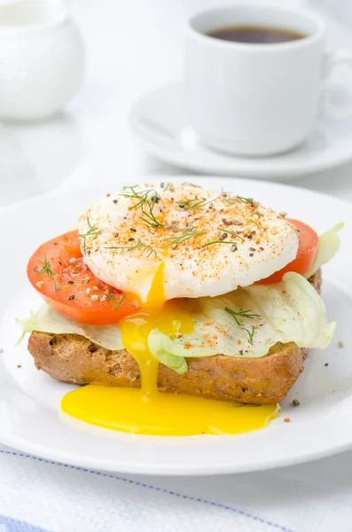 Toast with tomato, lettuce and poached egg for breakfast — Stock Photo, Image