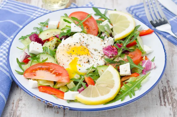 Овощной салат с яйцом на тарелке, горизонтальный — стоковое фото